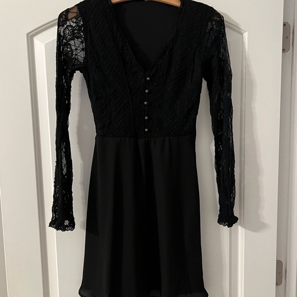 Black laced v-neck bodice with black sheer long sleeves and black flowing bottom - Picture 1 of 1